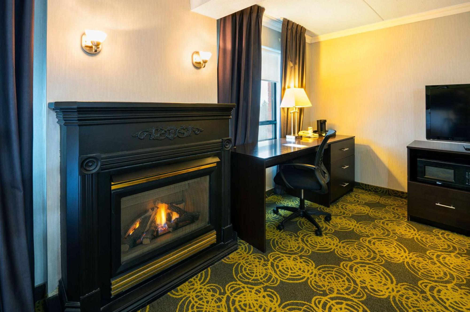 Comfort Hotel & Suites Peterborough Exterior photo