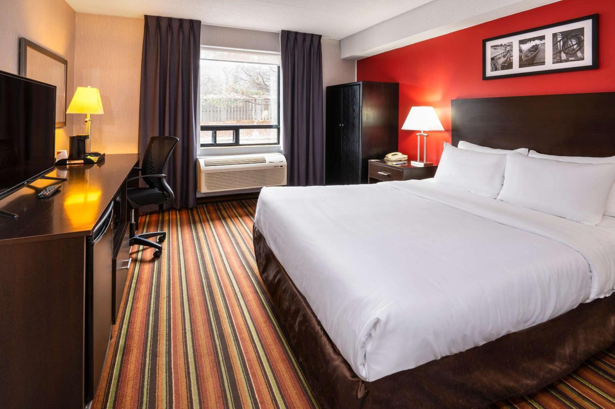 Comfort Hotel & Suites Peterborough Exterior photo