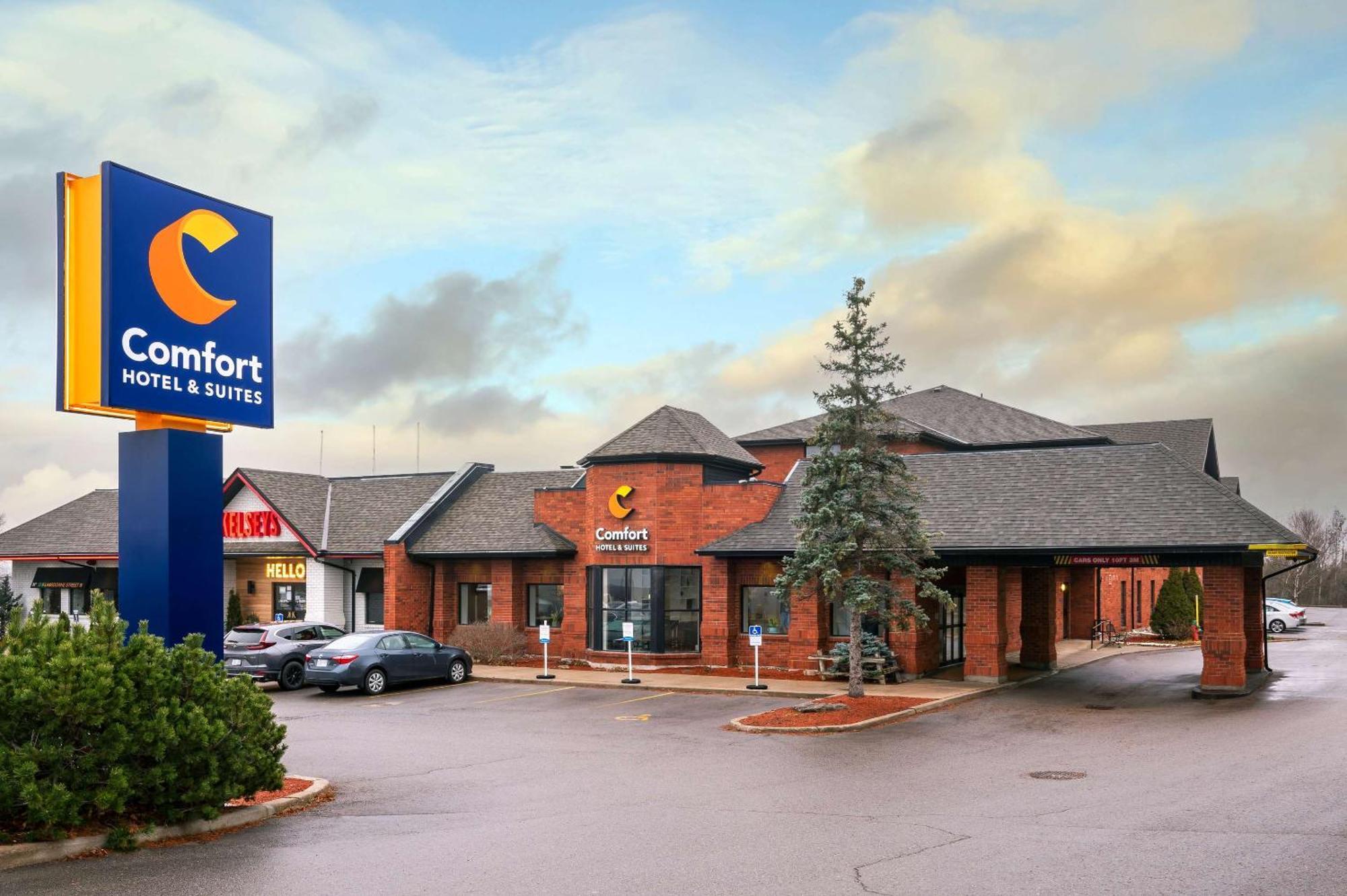 Comfort Hotel & Suites Peterborough Exterior photo